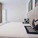 Eric - Spacious With Balcony