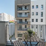 Eric - Spacious With Balcony Διαμέρισμα