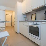Eric - Spacious With Balcony Διαμέρισμα
