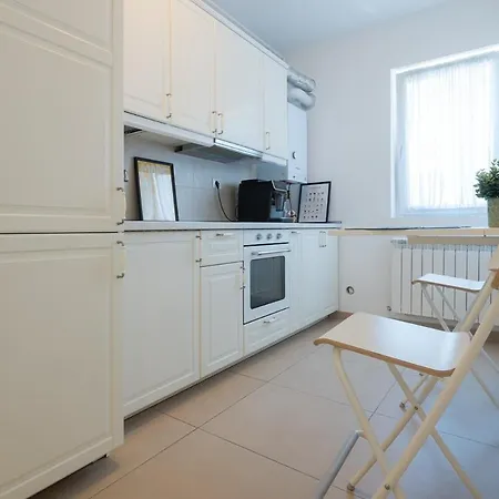 Eric - Spacious With Balcony