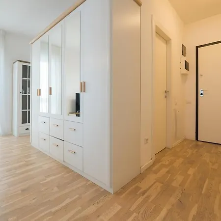 Eric - Spacious With Balcony Бухарест