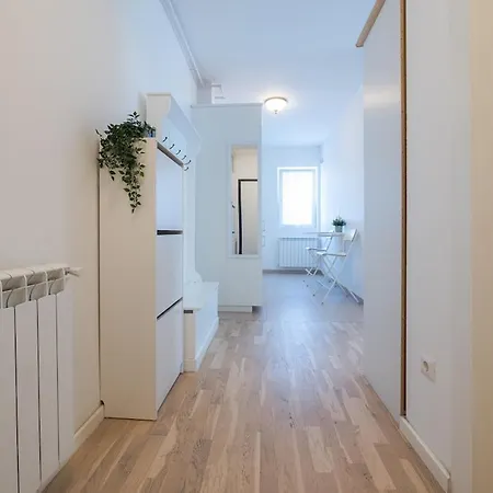 Eric - Spacious With Balcony