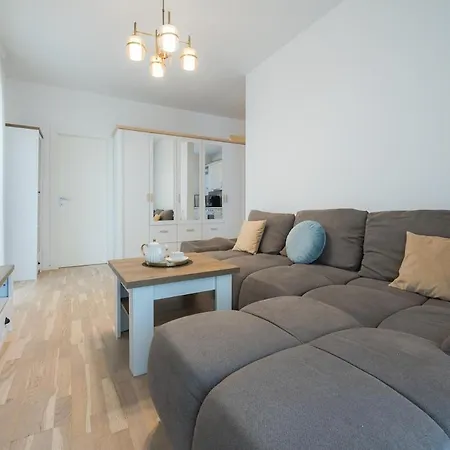 Eric - Spacious With Balcony *