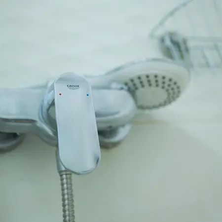 Eric - Spacious With Balcony