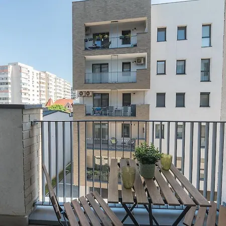 Eric - Spacious With Balcony Апартаменты