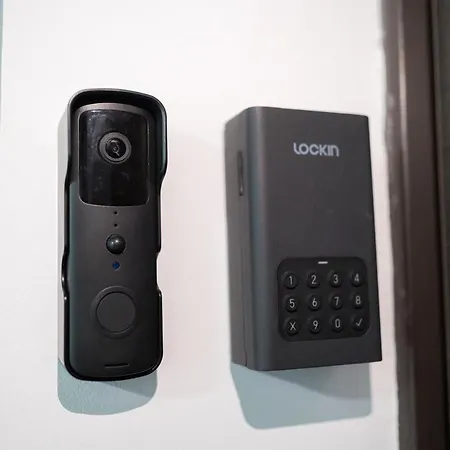 Eric - Spacious With Balcony Бухарест