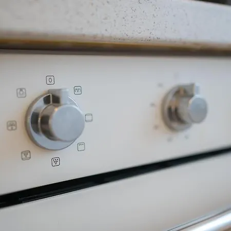 Eric - Spacious With Balcony Apartment *