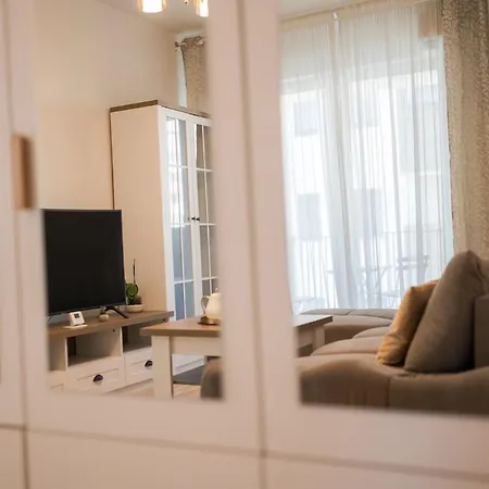 Eric - Spacious With Balcony *