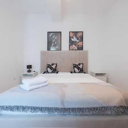 Eric - Spacious With Balcony Апартаменты