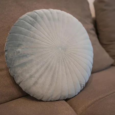 Eric - Spacious With Balcony