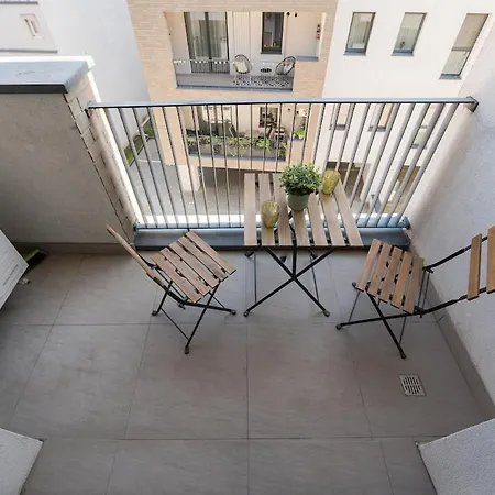 Eric - Spacious With Balcony