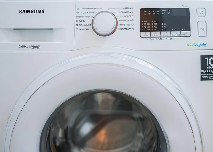 Eric - Spacious With Balcony