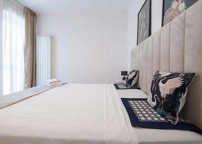 Eric - Spacious With Balcony