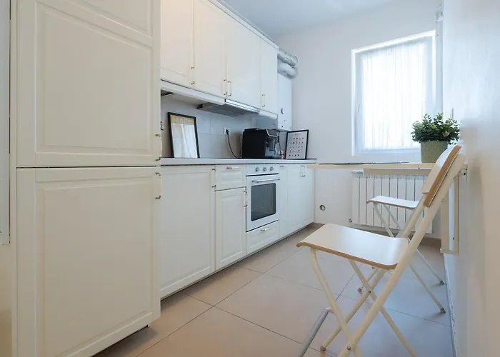 Eric - Spacious With Balcony