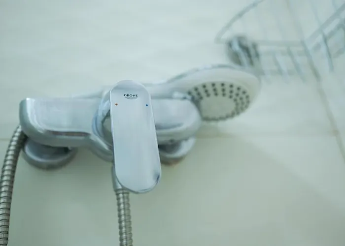 Eric - Spacious With Balcony