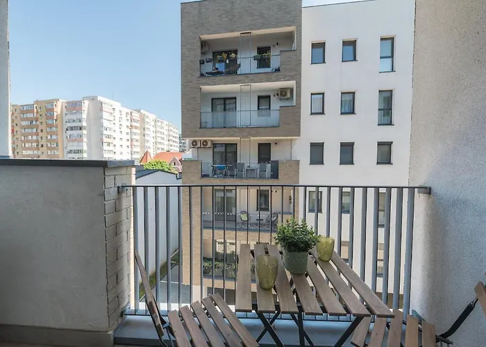 Eric - Spacious With Balcony Апартаменти