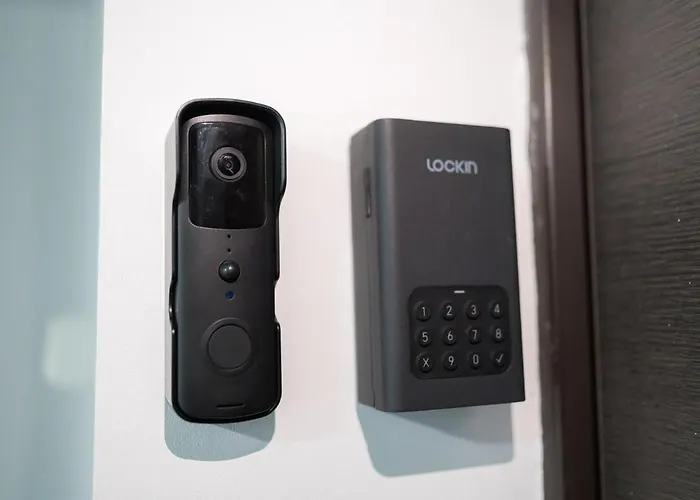 Eric - Spacious With Balcony Бухарест