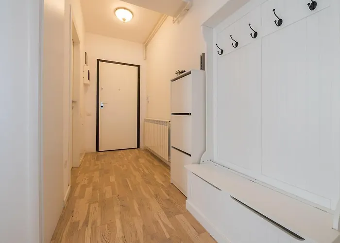 Апартаменти Eric - Spacious With Balcony Бухарест