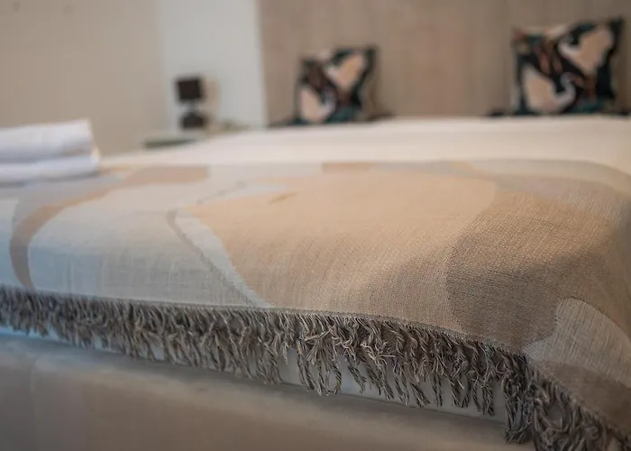 Апартаменти Eric - Spacious With Balcony Бухарест