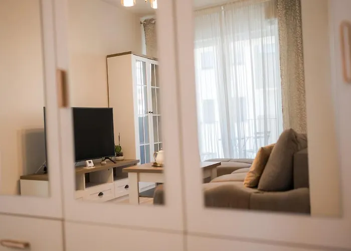 Eric - Spacious With Balcony *