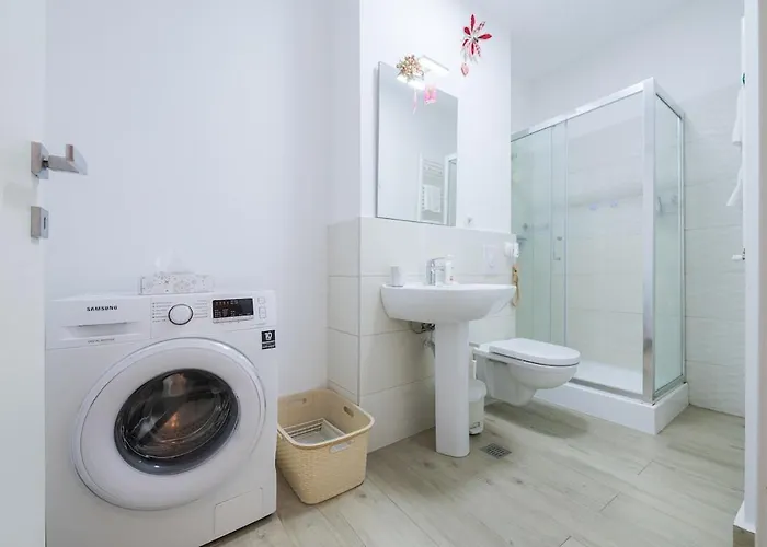 Eric - Spacious With Balcony *