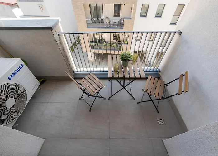 Eric - Spacious With Balcony