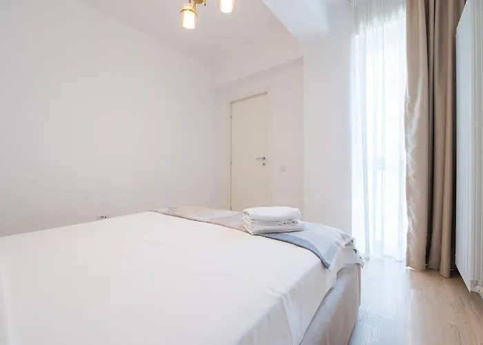 Eric - Spacious With Balcony Апартаменти