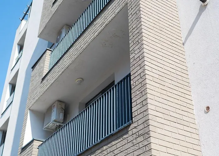 Апартаменти Eric - Spacious With Balcony Бухарест