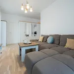 Eric - Spacious With Balcony *