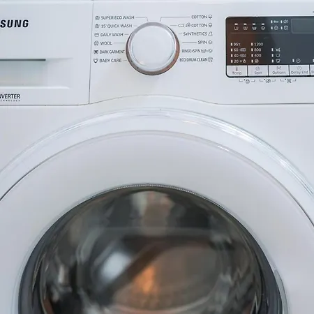 Eric - Spacious With Balcony