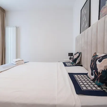 Eric - Spacious With Balcony