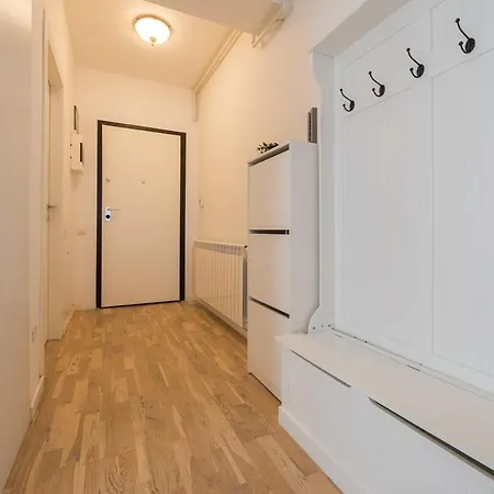 Apartment Eric - Spacious With Balcony Bucharest