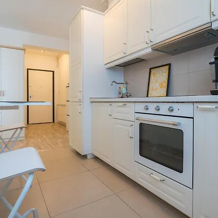 Eric - Spacious With Balcony Apartment