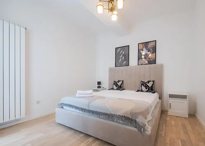 Eric - Spacious With Balcony * بوخارست