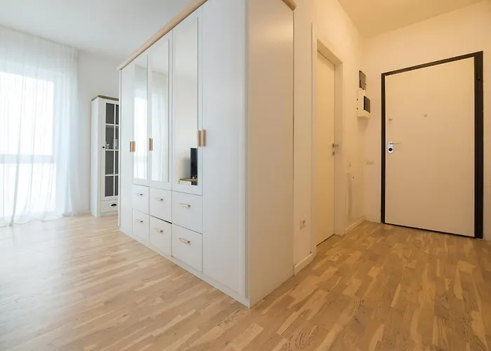 Eric - Spacious With Balcony بوخارست