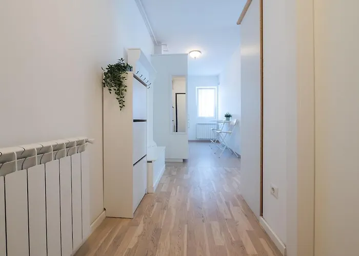 Eric - Spacious With Balcony