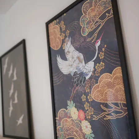 Eric - Spacious With Balcony Apartment