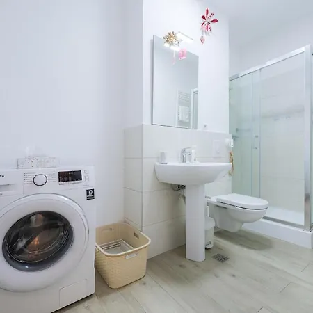 Eric - Spacious With Balcony *