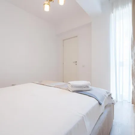 Eric - Spacious With Balcony דירה