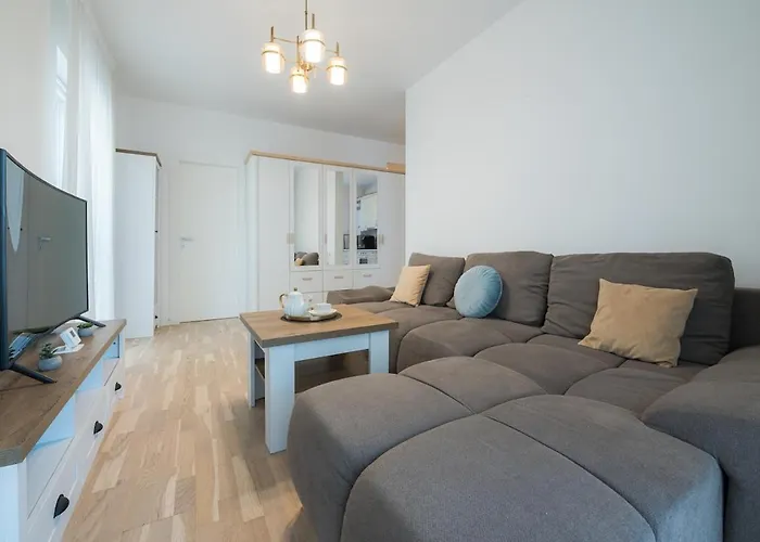 Eric - Spacious With Balcony *