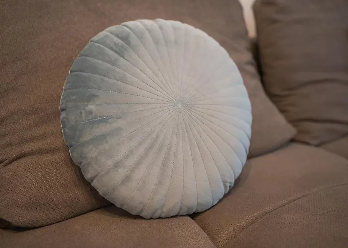 Eric - Spacious With Balcony